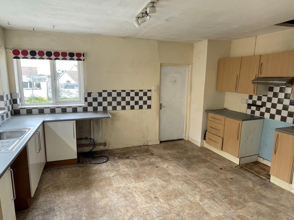 Lot: 55 - SEMI-DETACHED HOUSE FOR IMPROVEMENT -